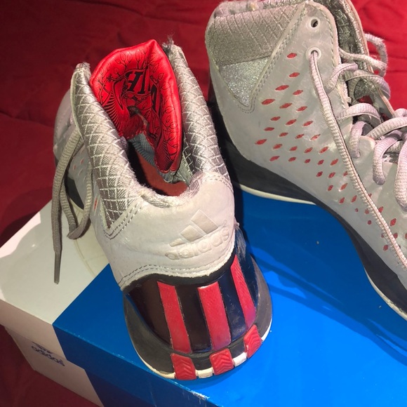 Derrick Rose basketball shoes - Picture 3 of 3